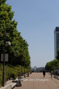 View of the Arc de Triomphe from the parvis de La Défense on a sunny afternoon