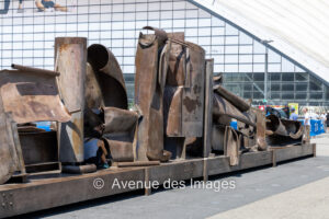 Hiding from the heat of the sun in an art work of Anthony Caro is La Défense